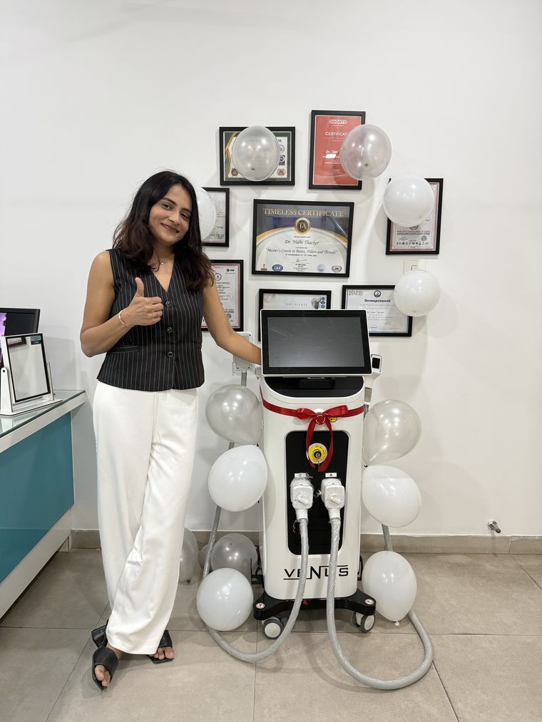 Dr. Nidhi Thacker with the advanced VENUS energy-based device at La Sparkle
